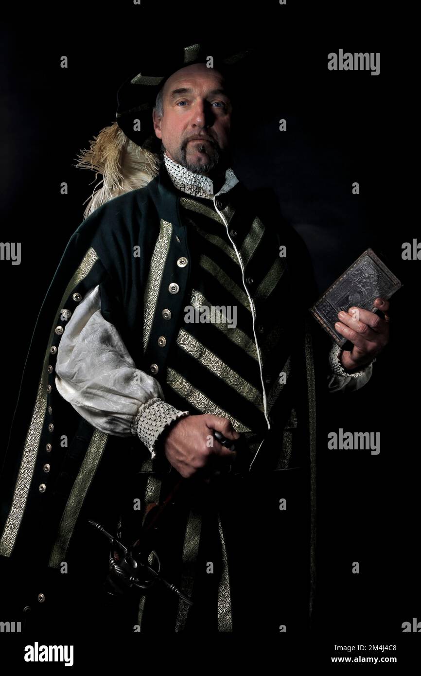 Ein Mann in mittelalterlicher Kleidung Stockfoto