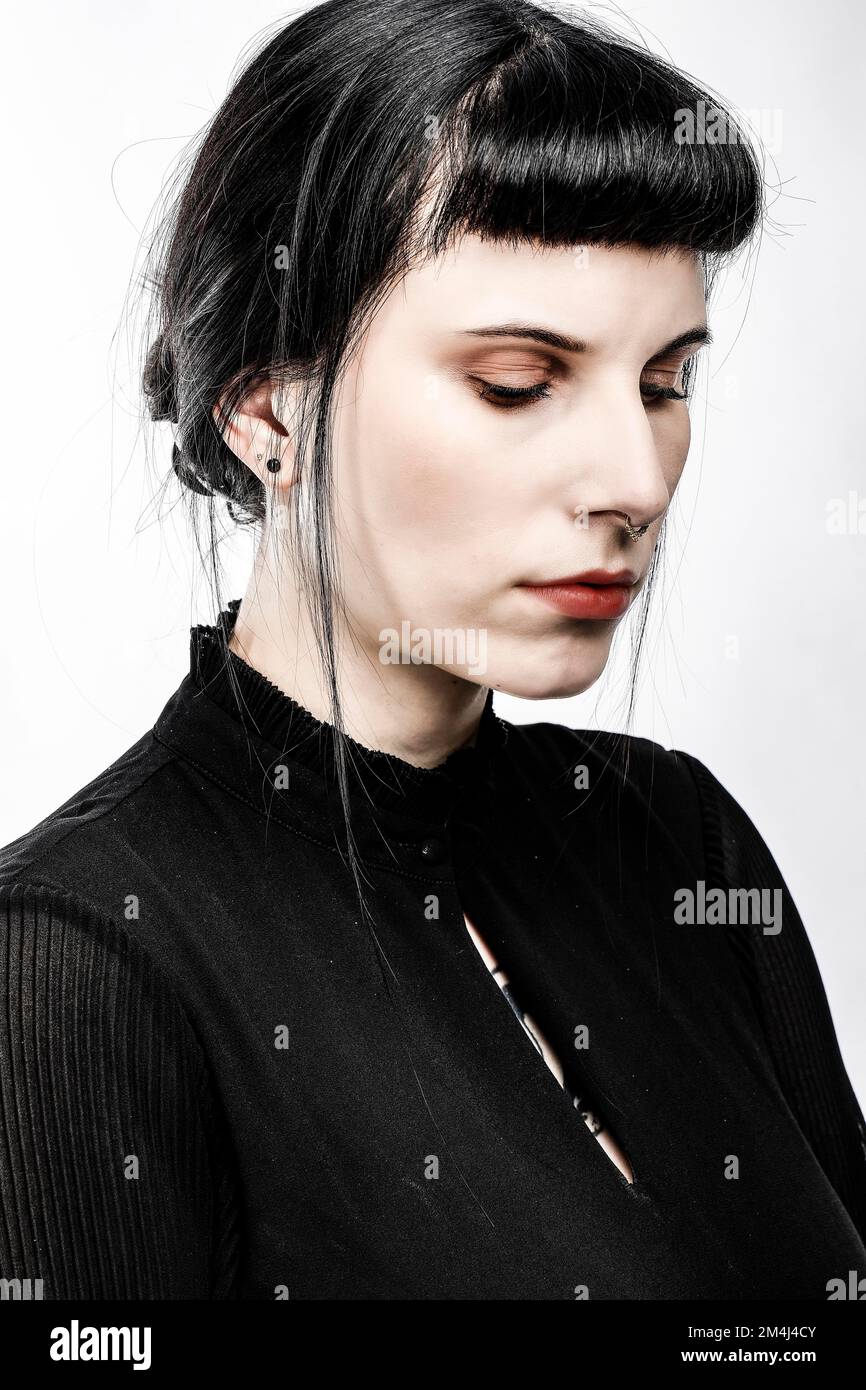 Portrait Young Woman mit schwarzen Haaren und roten Lippen, Gothic Girl Stockfoto