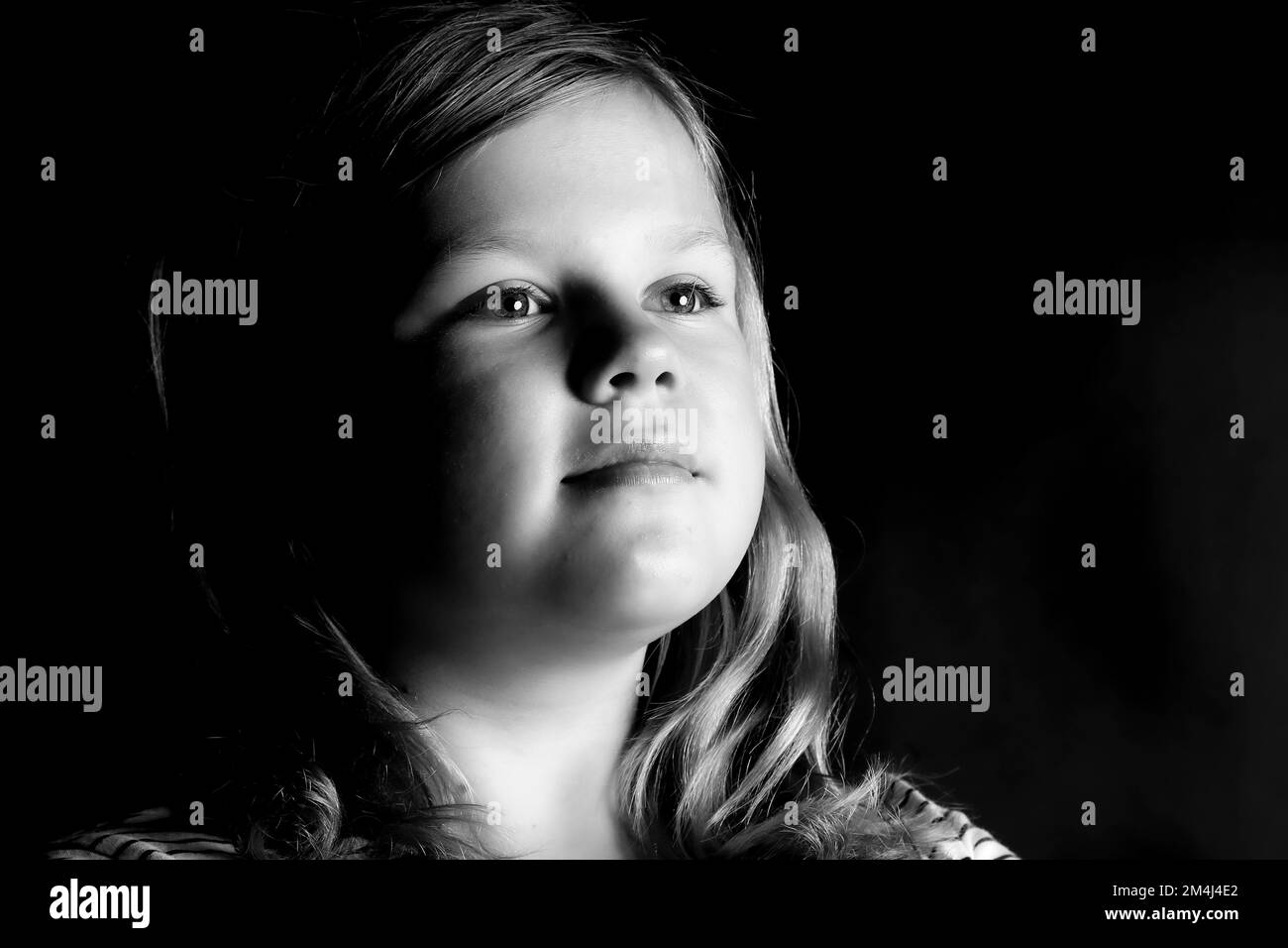 Mädchenporträt, Kind, Schwarzweißfoto Stockfoto
