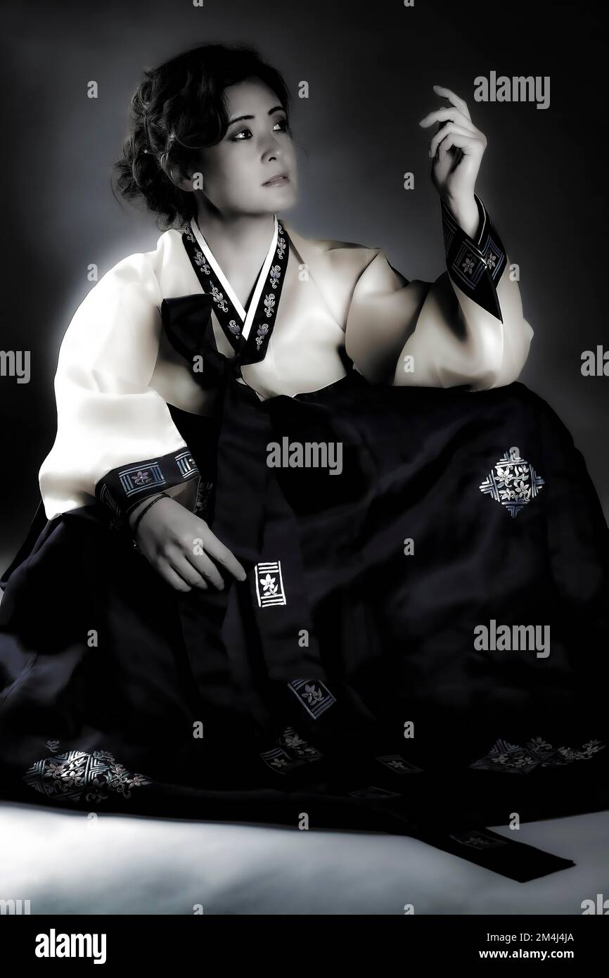 Frau in traditionellem koreanischem Kostüm, koreanische Frau in hanbok, Korea, Schwarzweißfoto Stockfoto