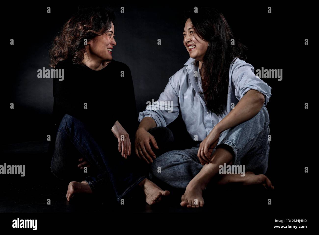 Zwei asiatische Frauen sitzen, Schwestern, koreanische Geschwister Stockfoto