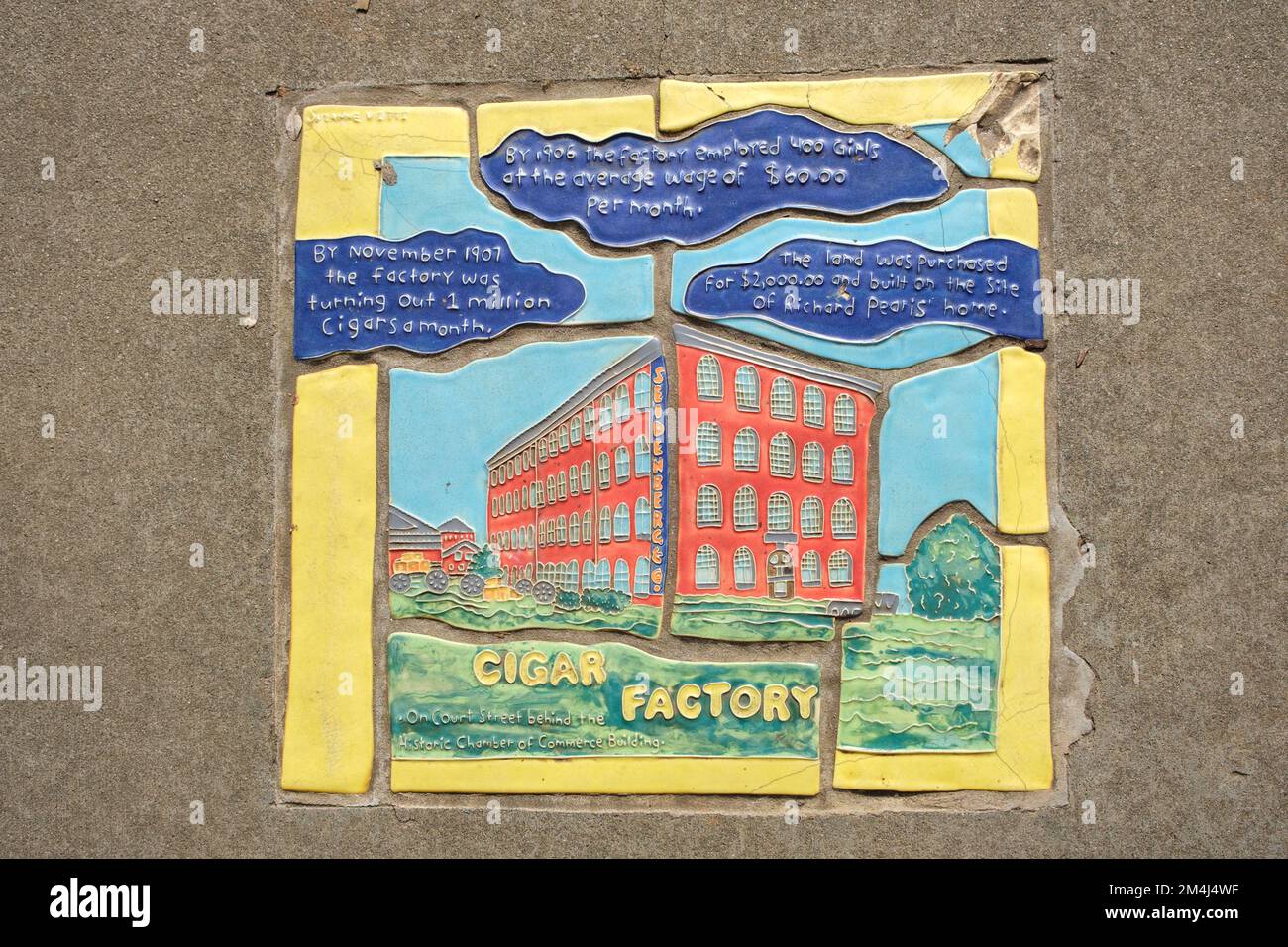 Ein Kachelschild für die Zigarrenfabrik auf einem Gehweg in Greenville, South Carolina. Stockfoto