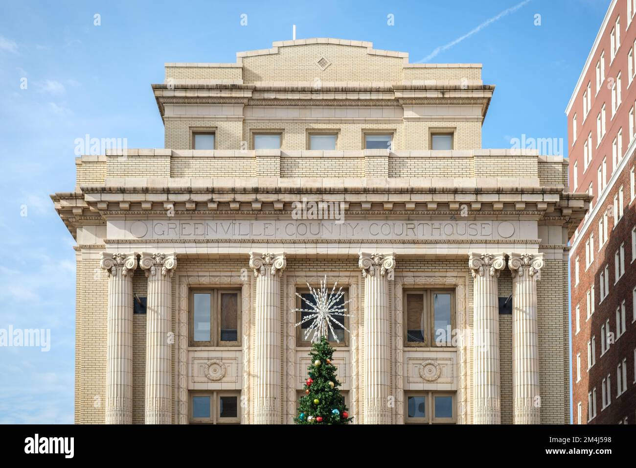 Das historische Wahrzeichen des Gerichtsgebäudes im Stadtzentrum von Greenville County zu Weihnachten. Stockfoto