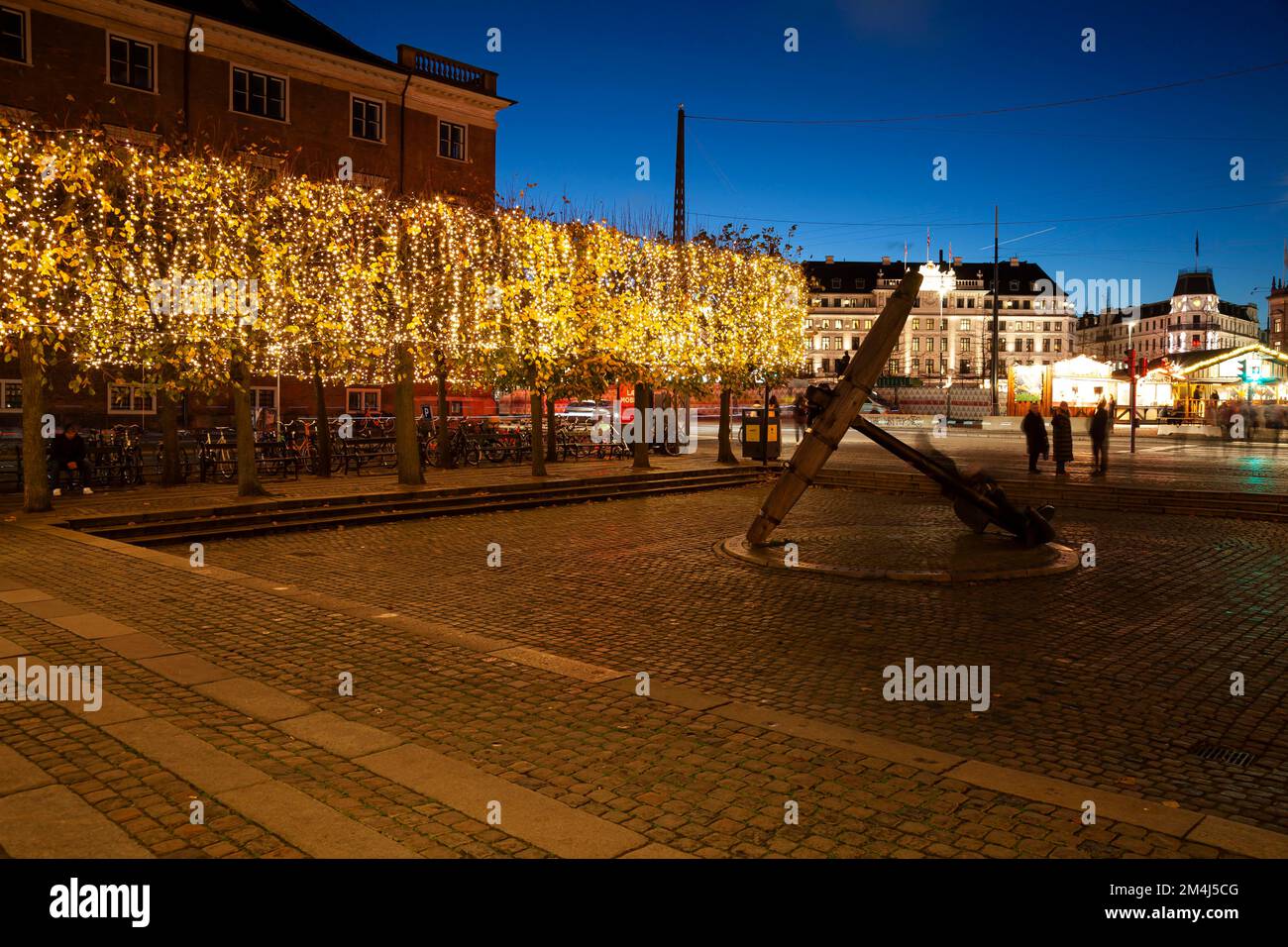 Restaurant zur weihnachtszeit, Nyhavn, Hafen von Kopenhagen, Kopenhagen, Dänemark Stockfoto