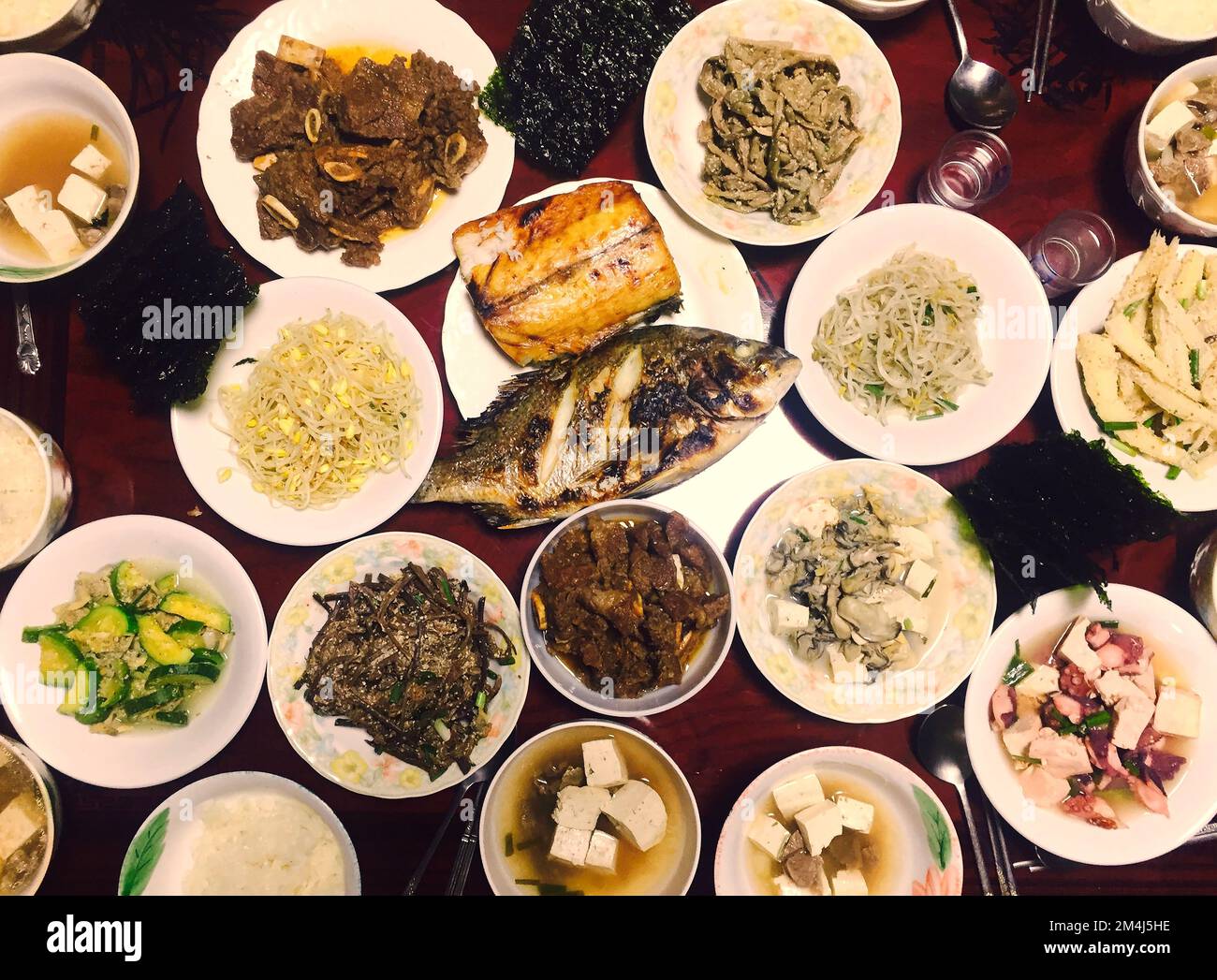 Koreanischer Esstisch mit vielen Banchan (Beilagen), koreanische Esskultur Stockfoto