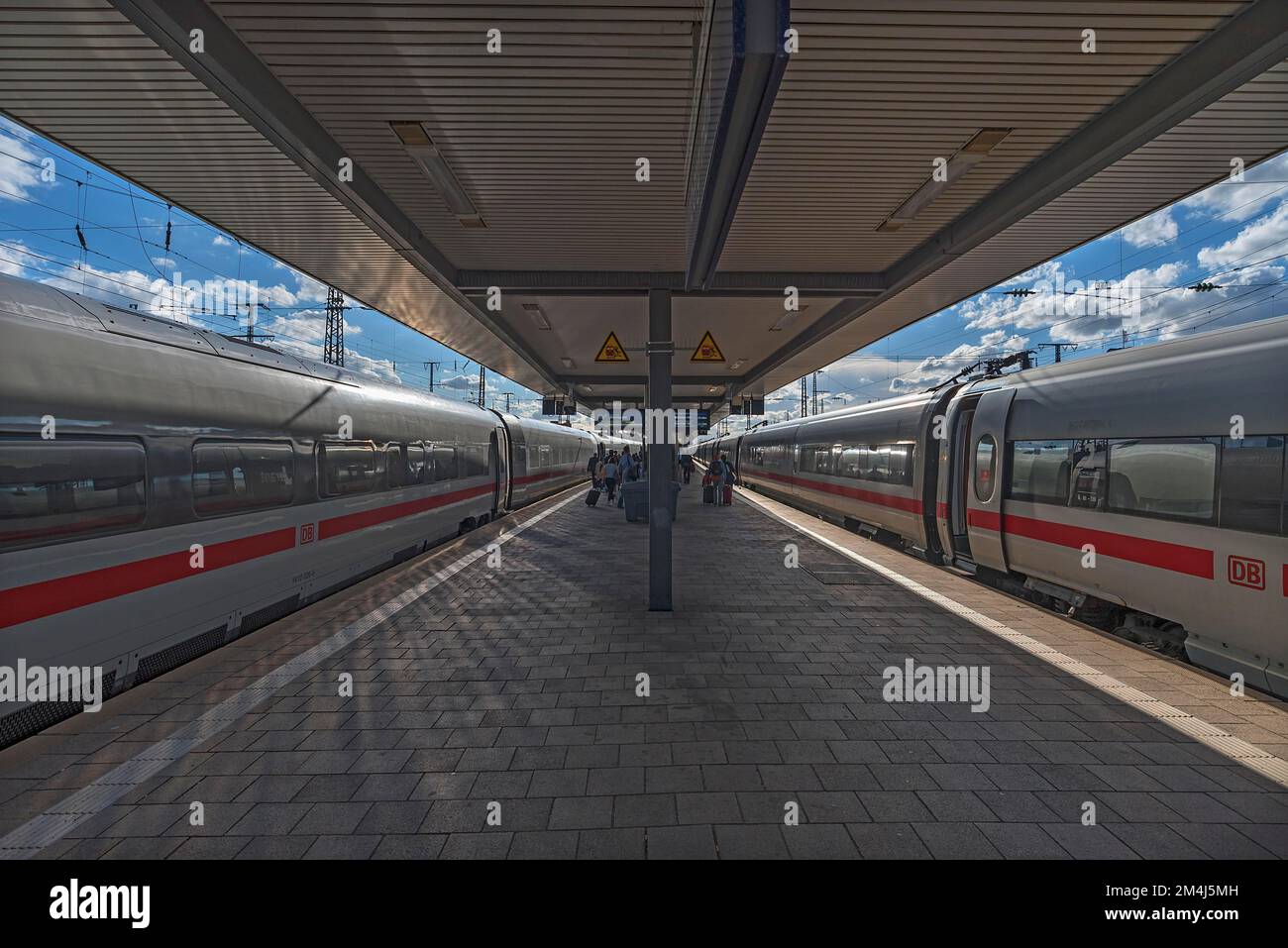 Zwei Haltestellen DER ICE-Züge InterCityExpress am Bahnsteig, Würzburg, Niederfrankreich, Bayern, Deutschland Stockfoto