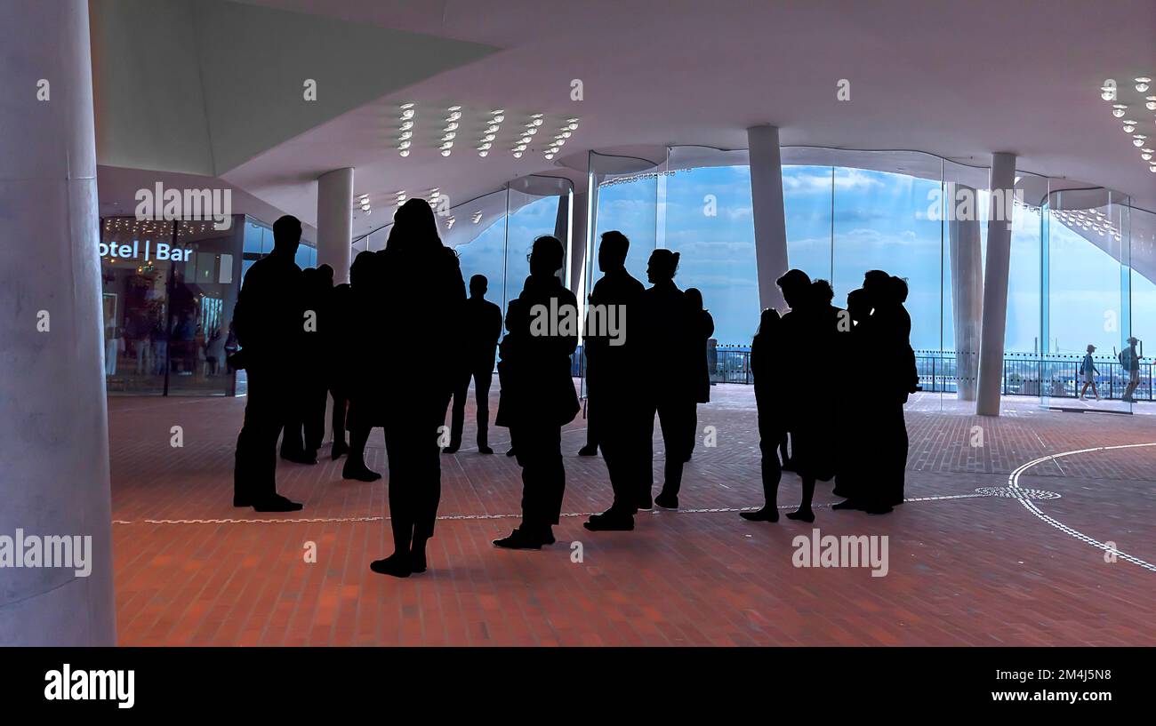 Besucherebene der Elbphilharmonie, Besuchergruppe als Silhouette, Hamburg, Deutschland Stockfoto