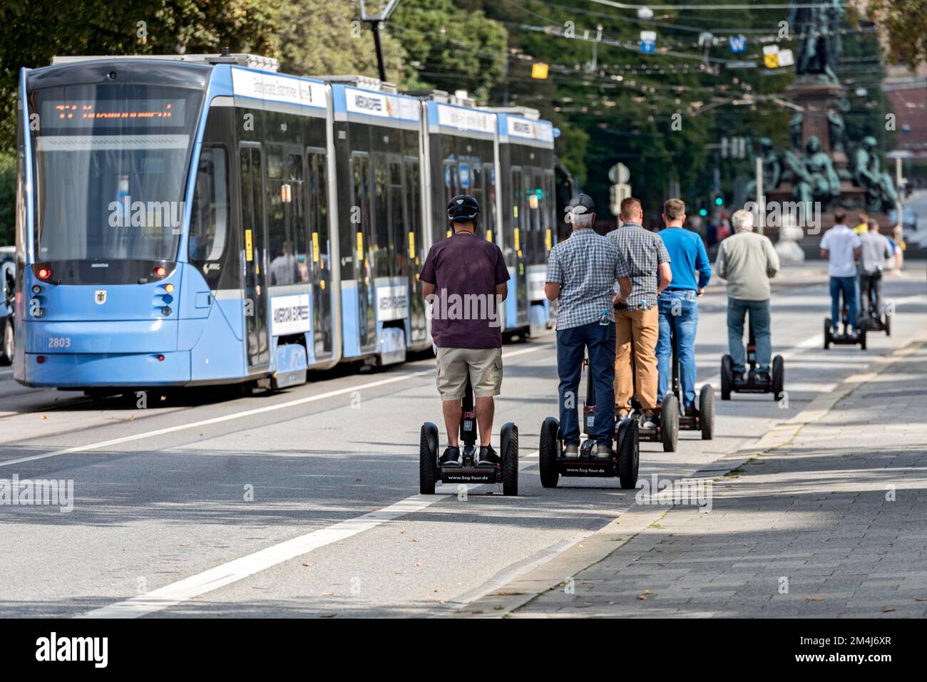 Touristen auf Besichtigungstour mit Segway, Maximilianstraße, München, Oberbayern, Bayern, Deutschland Stockfoto