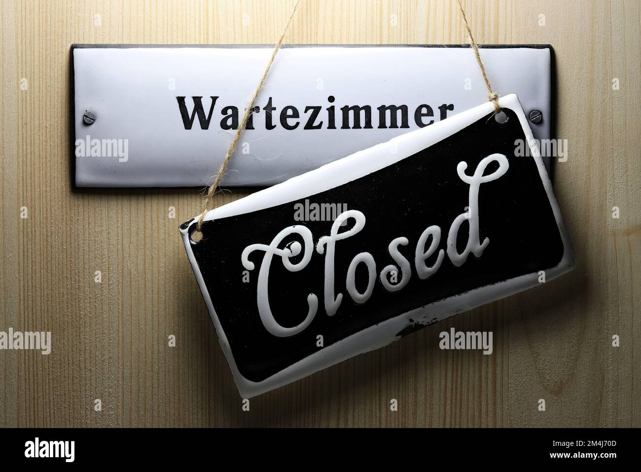 Schmelzschild an der Tür zum (geschlossenen) Wartezimmer einer deutschen Arztpraxis Stockfoto