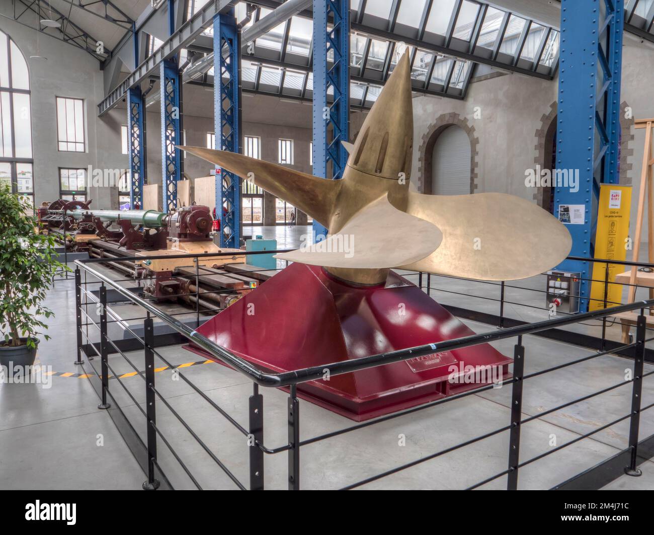 Kulturzentrum Les Ateliers des Capucins Brest in einem riesigen Saal mit freiliegendem Propeller, Brest, Departement Finistere, Bretagne, Frankreich Stockfoto