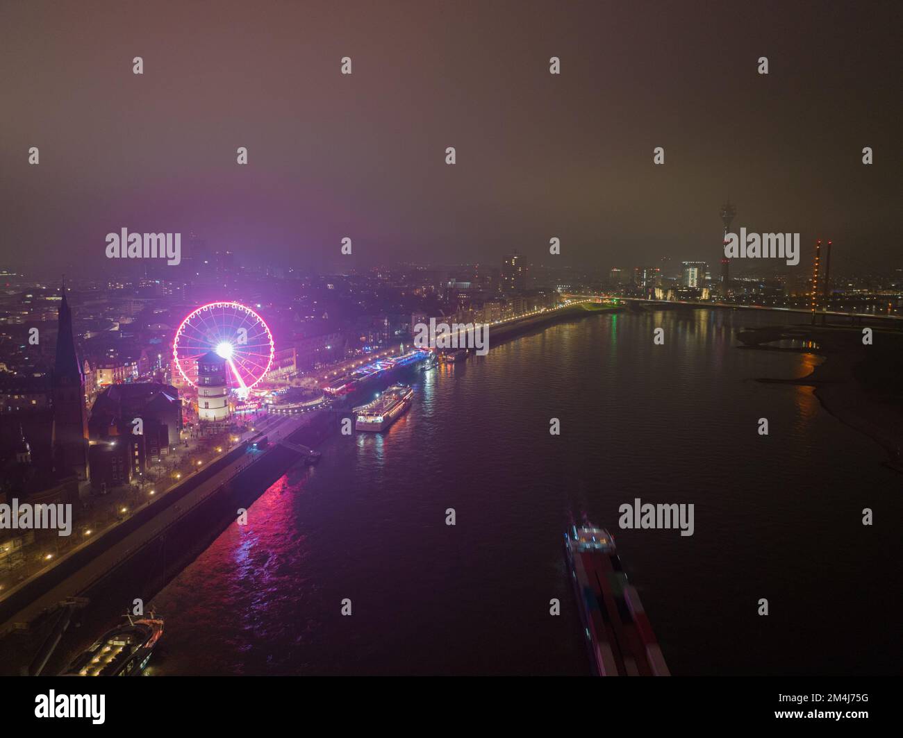 Düsseldorfer weihnachtsmarkt und Riesenrad in deutschland bei Nacht. Blick auf Skyline und rhein aus der Vogelperspektive. Nachts im Winter. Stockfoto