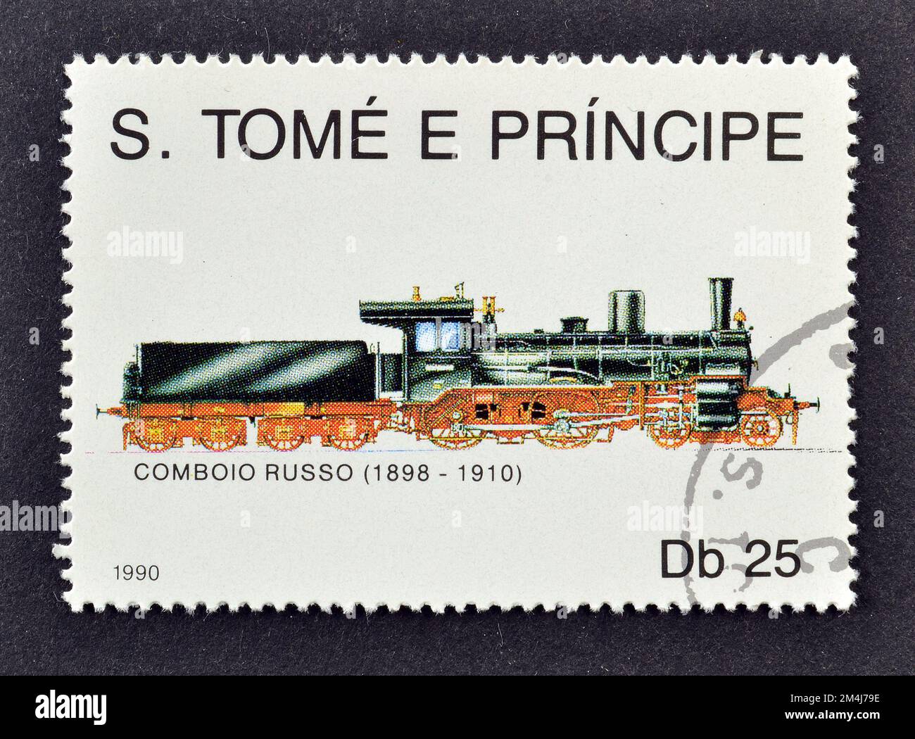 Stornierte Briefmarke gedruckt von Sao Tome und Principe, die Locomotive aus Russland zeigt (1898 - 1910), ca. 1990. Stockfoto