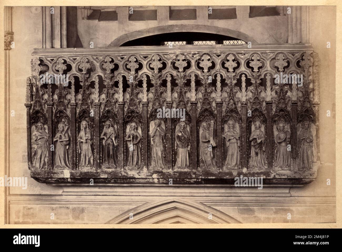 1860 CA , DEVON , ENGLAND , GROSSBRITANNIEN : EXETER . Die 1050 gegründete KATHEDRALE , die Minstrels' Gallery ( 1360 ) , ist mit zwölf geschnitzten Engeln geschmückt, von denen zwölf mittelalterliche Musikinstrumente spielen . Foto von Francis Friths ( 1822 - 1898 ) . - GRAND BRETAGNA - AUSSICHT - FOTOSTORICHE - GESCHICHTE - GEOGRAFIEN - GEOGRAFIE - ARCHITETTURA - ARCHITEKTUR - STILE GOTICO - GOTISCHER STIL - CATTEDRALE - KIRCHE - CHIESA - OTTOCENTO - 800 - '800 - RELIGION - RELIGION - KUNST - ARTE - SKULPTUR - ANGELI musicanti... Archivio GBB Stockfoto