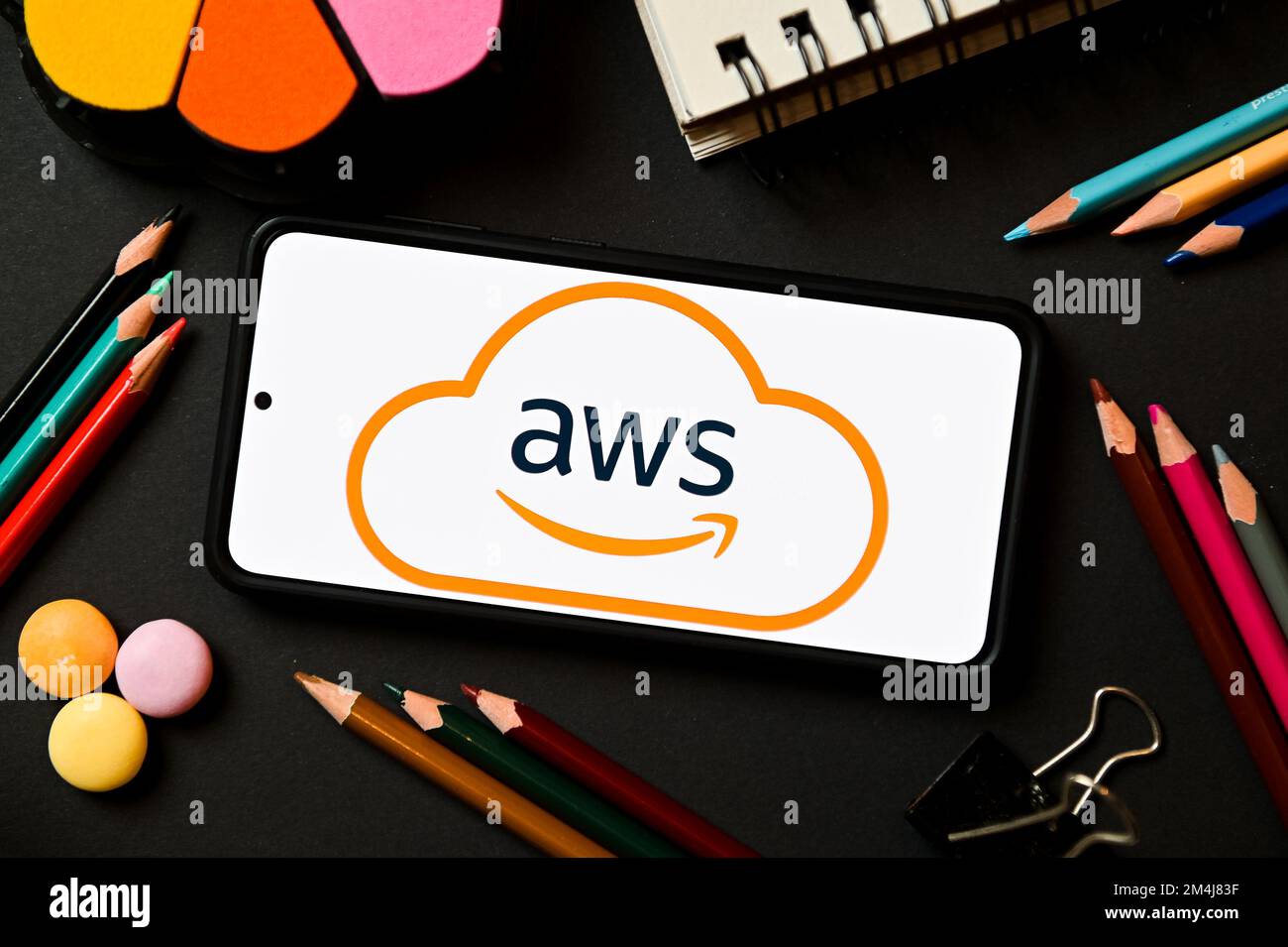 In dieser Abbildung wird ein Amazon Web Services-Logo auf einem Smartphone angezeigt. Stockfoto
