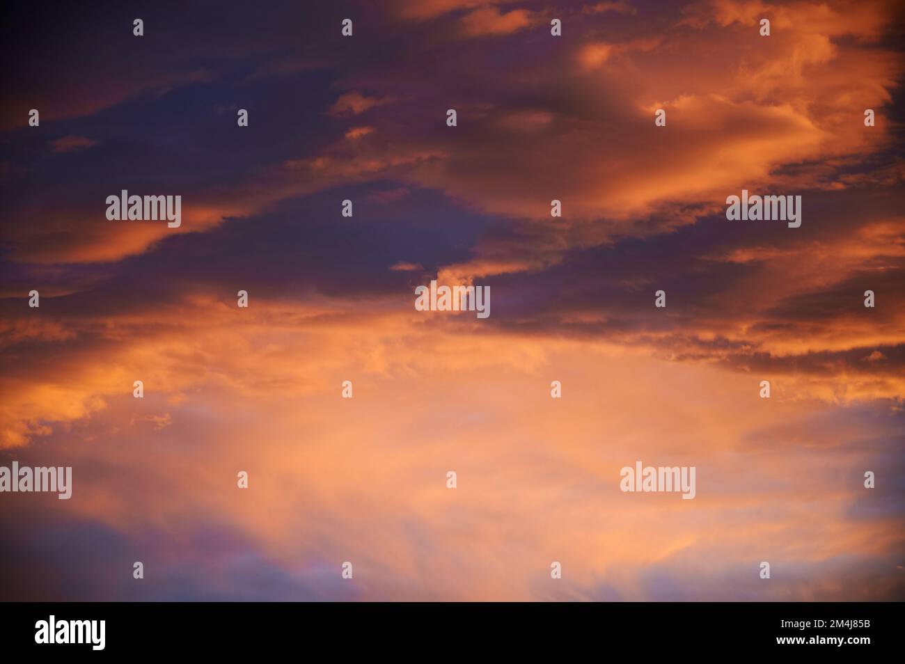 Sonnenaufgang mit einem Himmel voller wunderschöner Wolken mit Blau- und Orangenfarben, die einen Wirbel bilden Stockfoto