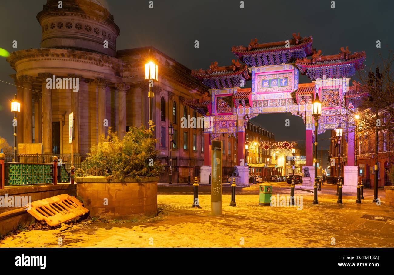 Chinatown, Nelson Street, Liverpool. Mit dem größten chinesischen Bogen außerhalb Chinas, der an einem kalten Dezember-Abend 2022 aufgenommen wurde. Stockfoto