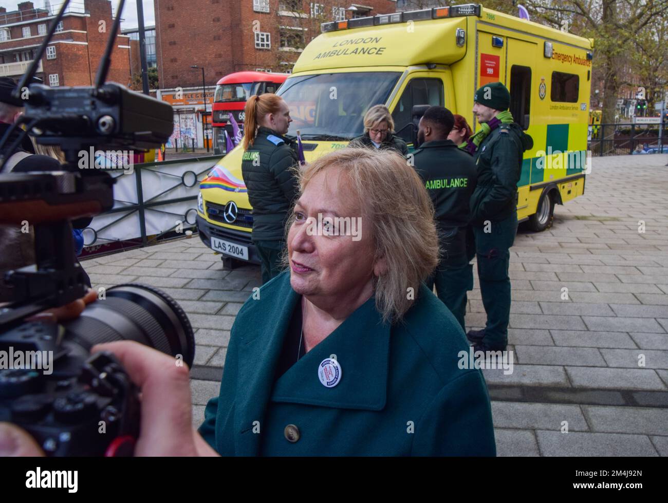 London, Großbritannien. 21.. Dezember 2022. Christina McAnea, Generalsekretärin von Unison (Gewerkschaft für den öffentlichen Dienst), spricht vor dem Hauptsitz des Londoner Ambulanzdienstes vor den Medien, da Tausende von Krankenwagen- und Sanitätern ihren Streik in einem Streit über Bezahlung und Arbeitsbedingungen beginnen. (Foto: Vuk Valcic/SOPA Images/Sipa USA) Guthaben: SIPA USA/Alamy Live News Stockfoto