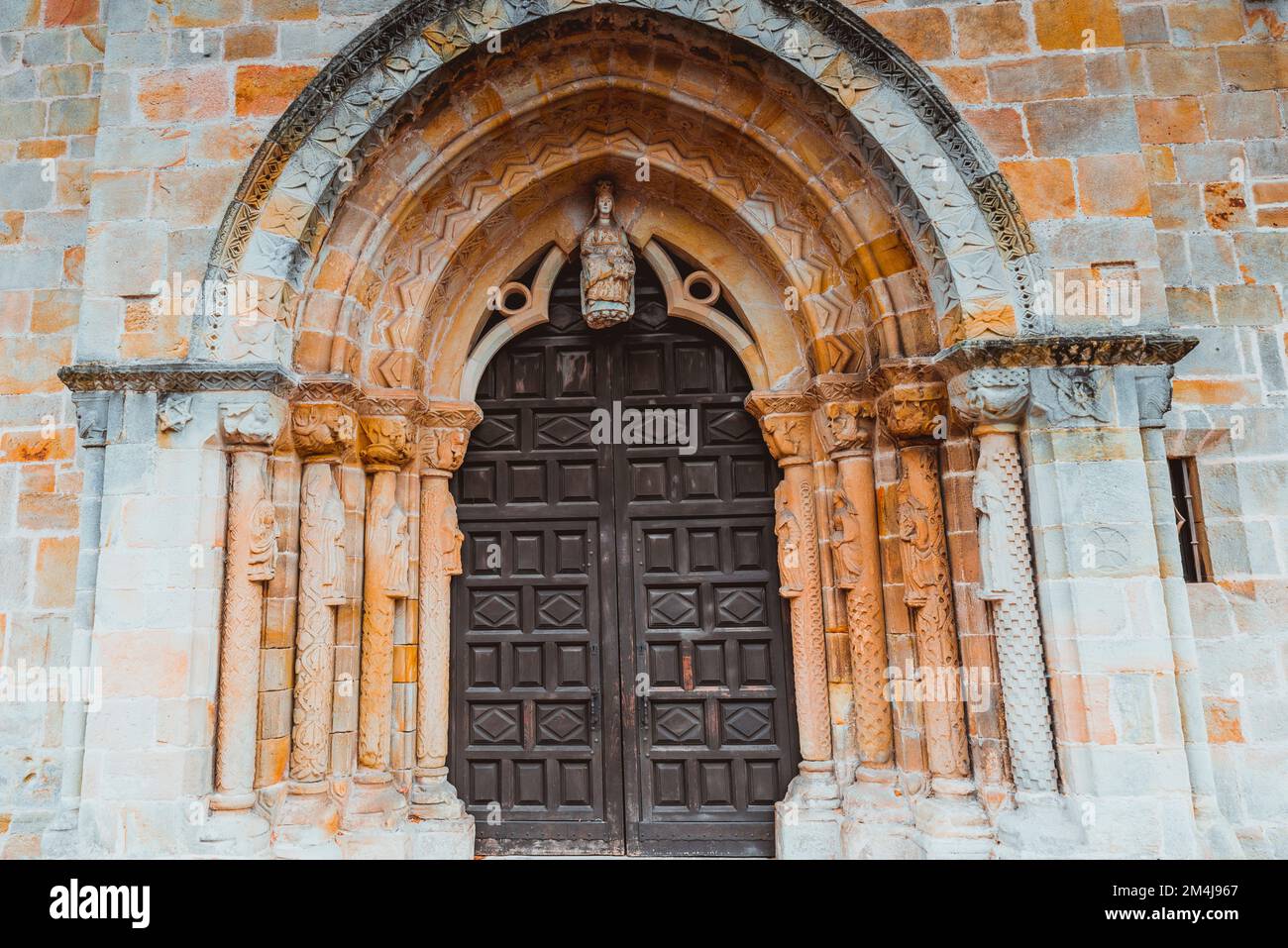 Portaldetails. Iglesia de Santa María de la Oliva ist eine Steinkirche aus dem 13.. Jahrhundert in Villaviciosa. Die gotische Steinkirche wurde auf Spanisch fertiggestellt Stockfoto