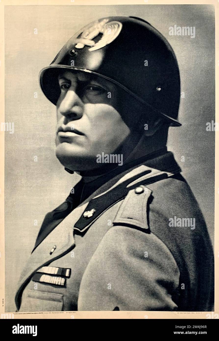 1936 , Mai , ITALIEN : der italienische faschistische Herzog BENITO MUSSOLINI ( 1883 - 1945 ) , dargestellt auf einem faschistischen PROPAGANDAPOSTER nach der Proklamation des italienischen Reiches , veröffentlicht von Ballerini e Fratini , gedruckt von . Gedruckt von Stabilimento Grafico Cesare Capello, Mailand . Foto von Petiti , ROM - GESCHICHTE - FOTO STORICHE - RITRATTO - PORTRAIT - POLITICA - POLITICA - POLITICA - POLITICO - ITALIA - POLITIC - PORTRAIT - ITALIEN - FASCISMO - FASCHISMUS - FASCISTA - ITALIA - ANNI TRENTA - '30 - 30ER - MANIFESTO DI PROPAGANDA - PROFILO - PROFILE - PROCLAMAZIONE IMPERO D'ITALIA - divisa uniforme militare - Militäruniform - e Stockfoto