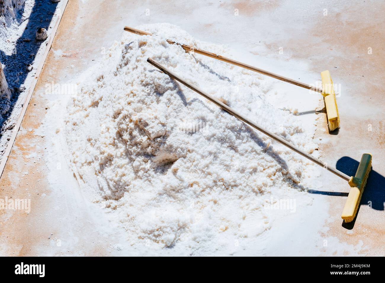 Salz in einer Salzpfanne. Salzwal von Añana. Añana, Álava, Baskenland, Spanien, Europa Stockfoto