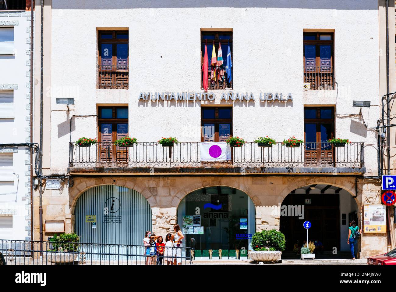 Fassade des Rathauses von AñanaUdala. Dorf. Añana