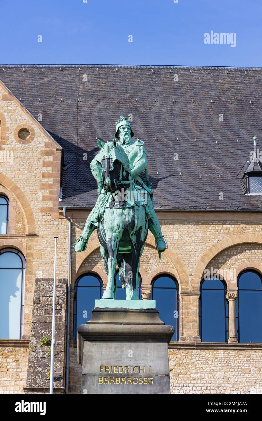 Goslar, Deutschland - 12. September 2022: Statue vor dem Kaiserpalast von Goslar, UNESCO-Weltkulturerbe in Goslar Harz, Niedersachsen in Deutschland Stockfoto