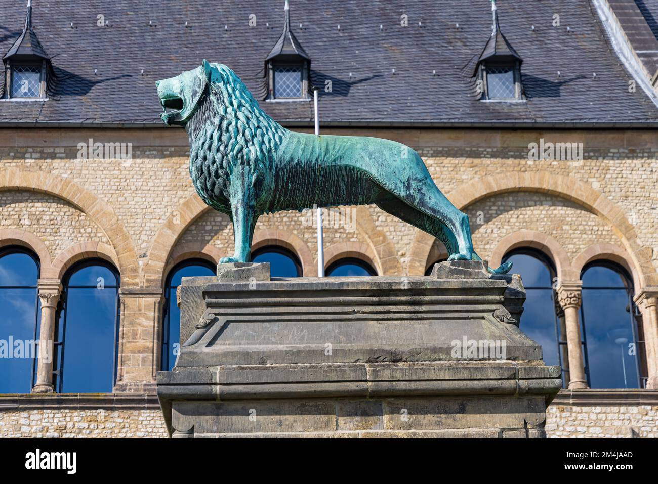 Goslar, Deutschland - 12. September 2022: Nachbildung der Brunswick-Löwen vor dem Kaiserpalast von Goslar, UNESCO-Weltkulturerbe in Harz, Niedersachsen in Deutschland Stockfoto