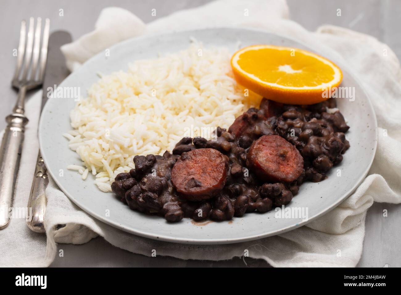 Typisch brasilianische Essensbohnen mit Würstchen und Reis Feijoada auf ... Typisch brasilianische Essensbohnen mit Würstchen und Reis Feijoada auf ...