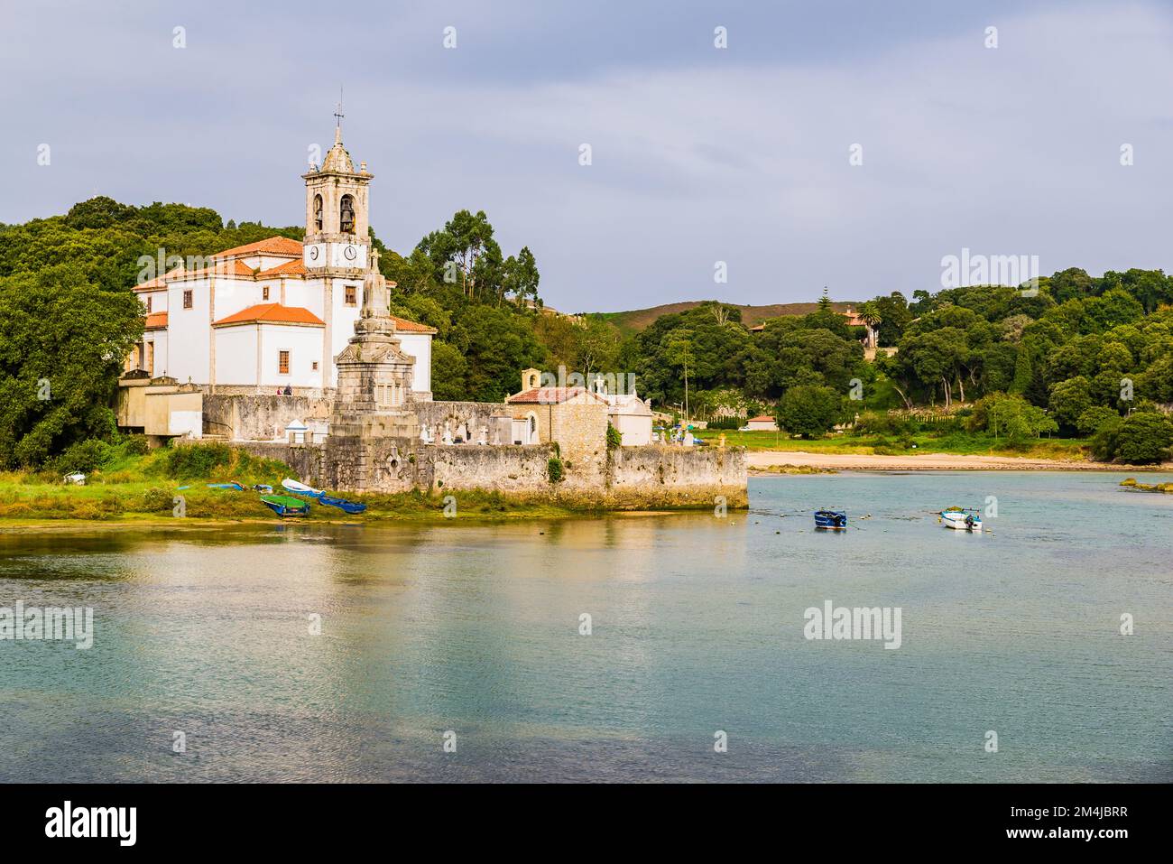 Die Kirche von Nuestra Señora de los Dolores, unsere Frau von Sorrows, ist die Pfarrkirche von Barro, die Llanes gehört. Barro, Llanes, Fürstentum A. Stockfoto