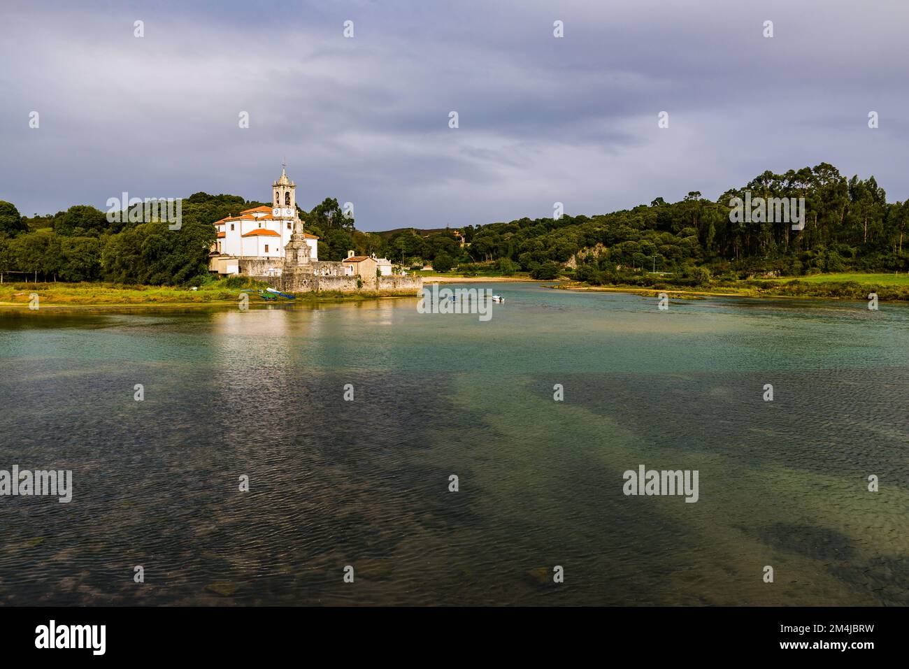 Die Kirche von Nuestra Señora de los Dolores, unsere Frau von Sorrows, ist die Pfarrkirche von Barro, die Llanes gehört. Barro, Llanes, Fürstentum A. Stockfoto