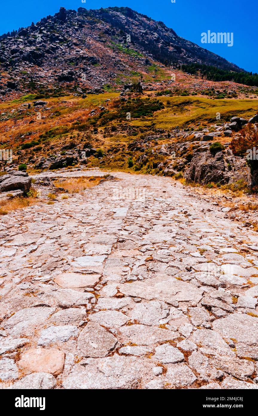 Römische Straße in Puerto del Pico. Cuevas del Valle, Ávila, Castilla y León, Spanien, Europa Stockfoto