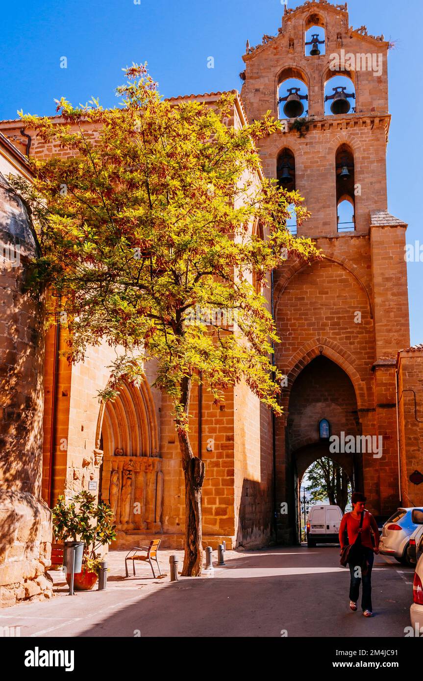 Die Kirche San Juan, die ursprünglich im romanischen Stil erbaut und schließlich im gotischen Stil fertiggestellt wurde. Laguardia, Álava, Baskenland, Spa Stockfoto