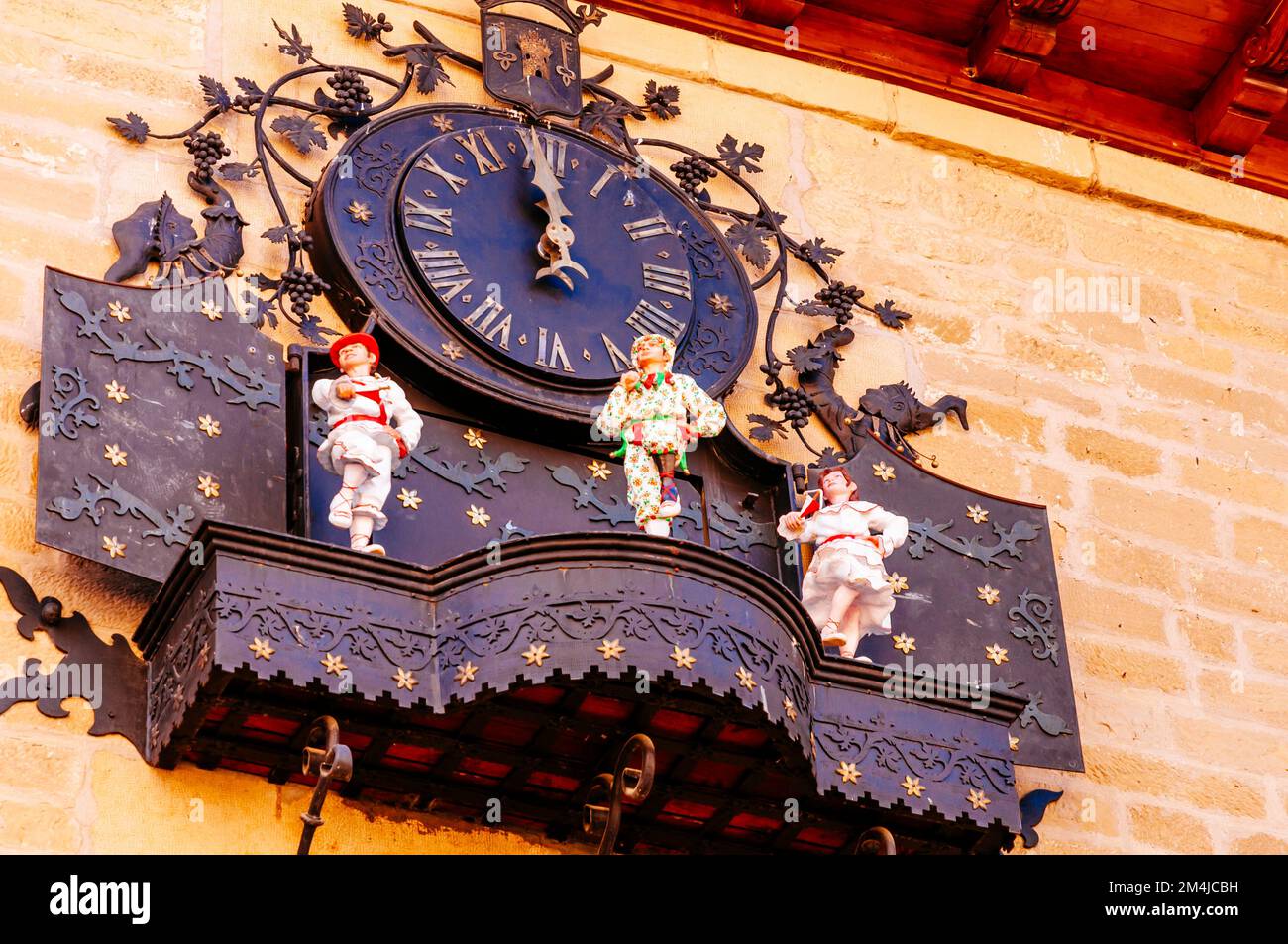 Fassade, neues Rathaus, Plaza Mayor, Hauptplatz. Eine lächelnde Uhr mit Automaten, die in 12, 14, 17 und 20 Stunden zum Rhythmus einer typischen Parade von tanzen Stockfoto