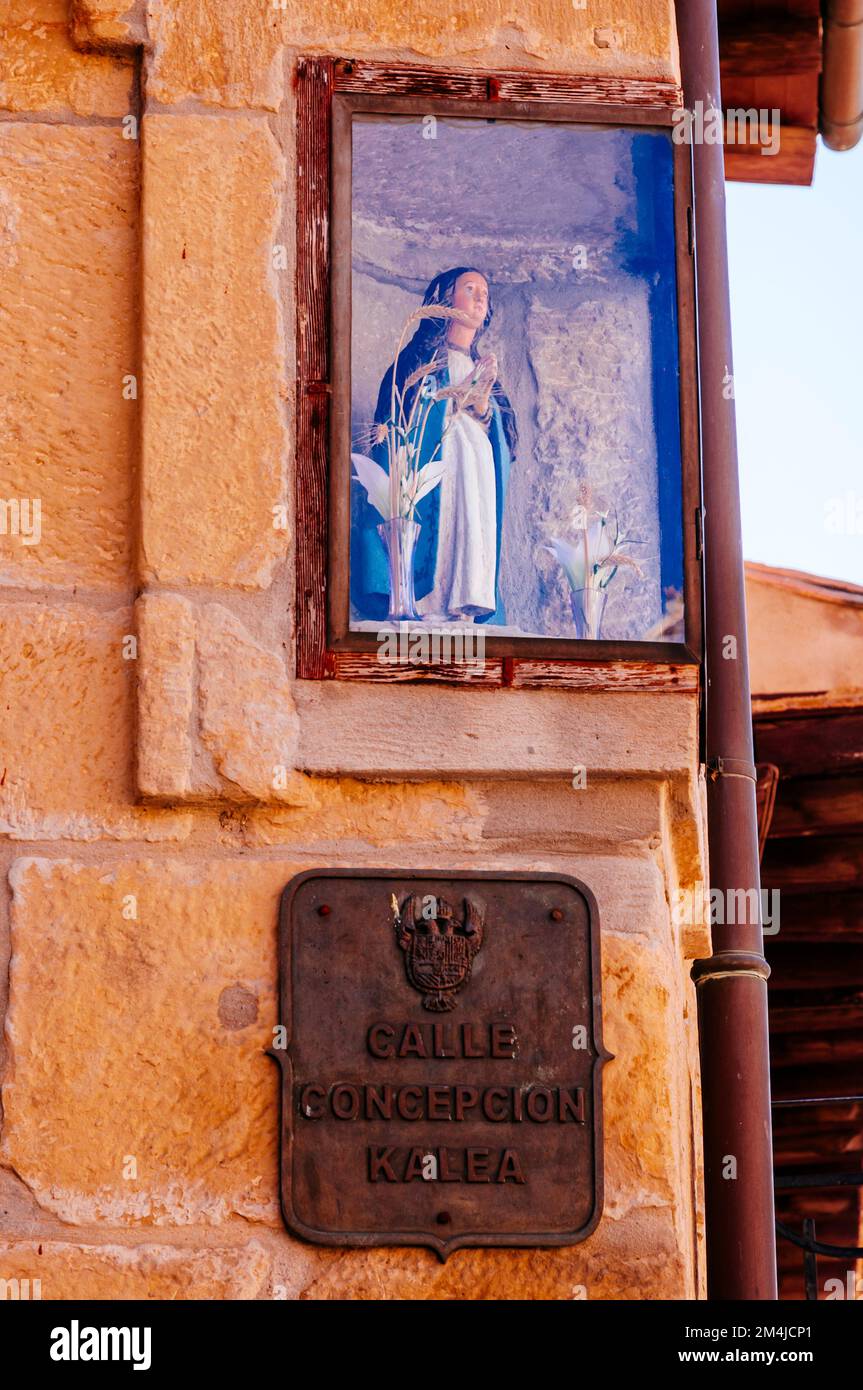 Fassade des Herrenhauses mit Nische und Jungfrau im Inneren. Elciego, Álava, Baskenland, Spanien, Europa Stockfoto