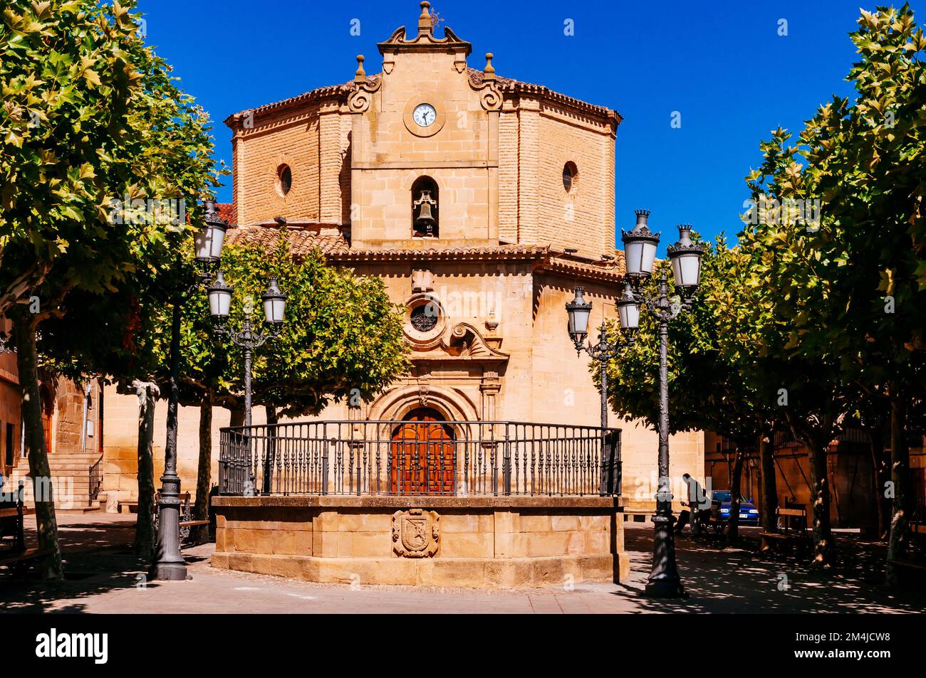 Plaza Mayor - Hauptplatz, im Hintergrund die Ermita de Nuestra Señora Virgen de la Plaza. Elciego, Álava, Baskenland, Spanien, Europa Stockfoto