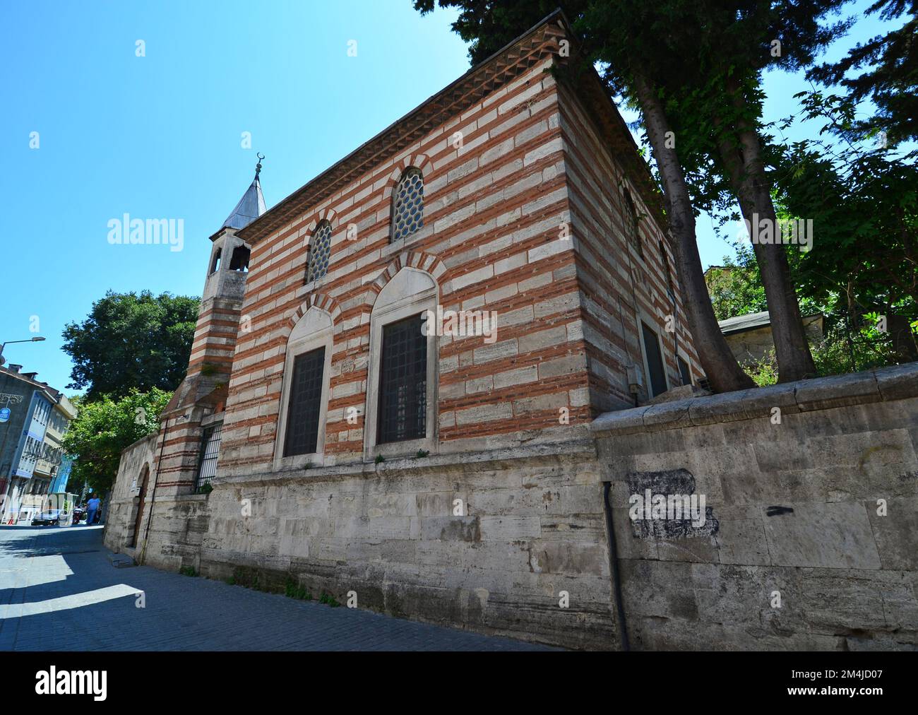 Die Silahi-Mehmet-Efendi-Moschee in Eyup, Türkei, wurde 1465 erbaut. Das Minarett ist bemerkenswert. Stockfoto