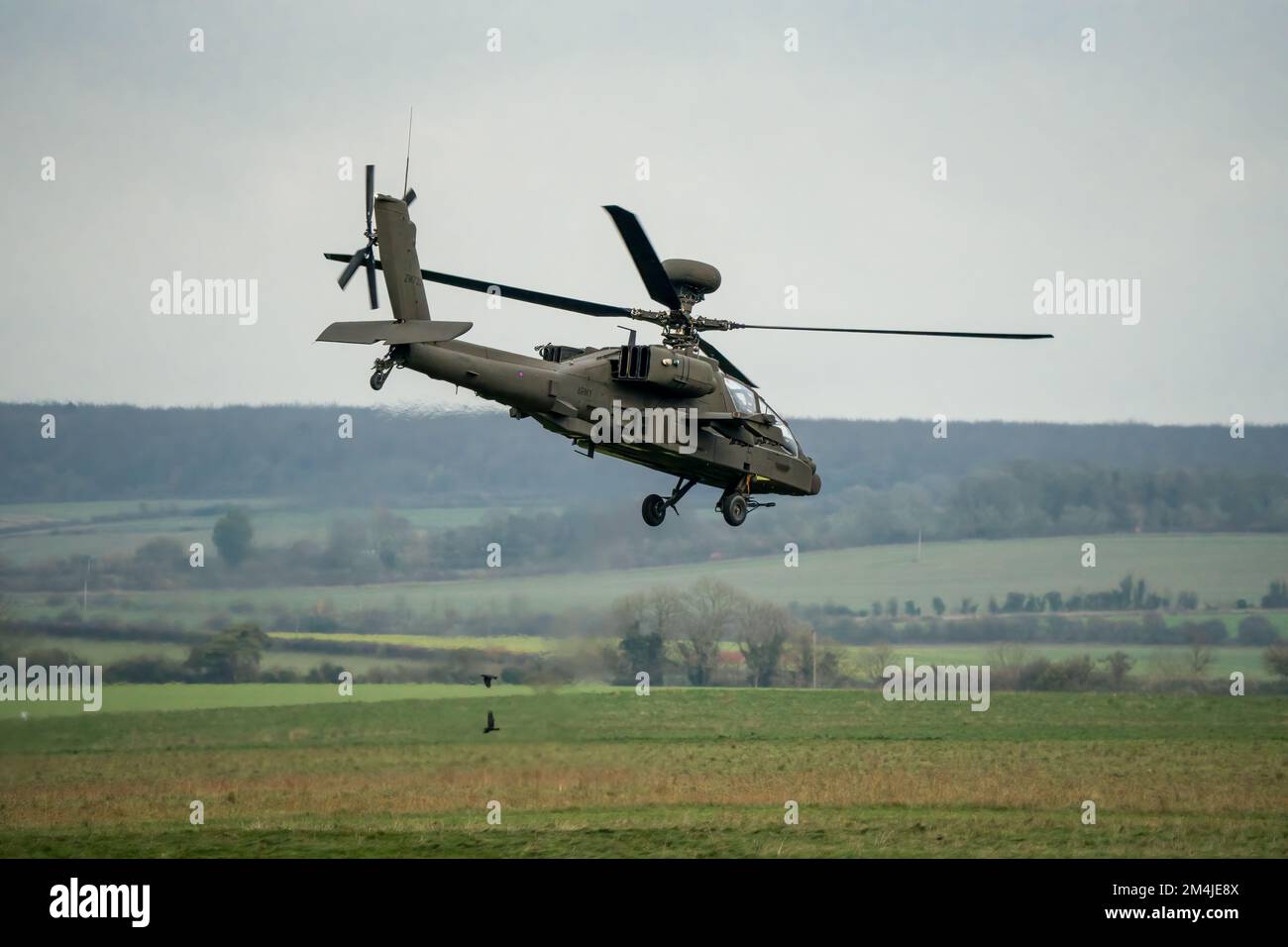 Nahaufnahme des drei-Viertel-Rückspiegels der britischen Armee AH-64E Boeing Apache Attack Helikopter (ZM722 ArmyAir606) in Transition, Herbsthimmel, Wiltshire UK Stockfoto