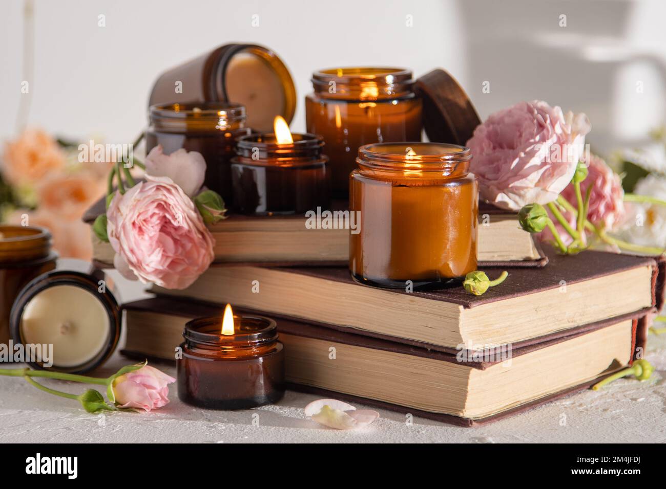 Ein Set verschiedener Duftkerzen in braunen Glasgefäßen. Handgemachte Duftkerze. Sojalkerzen brennen in einem Glas. Aromatherapie und entspannen Sie sich im Spa und zu Hause. Feuer in braunem Glas. Stockfoto