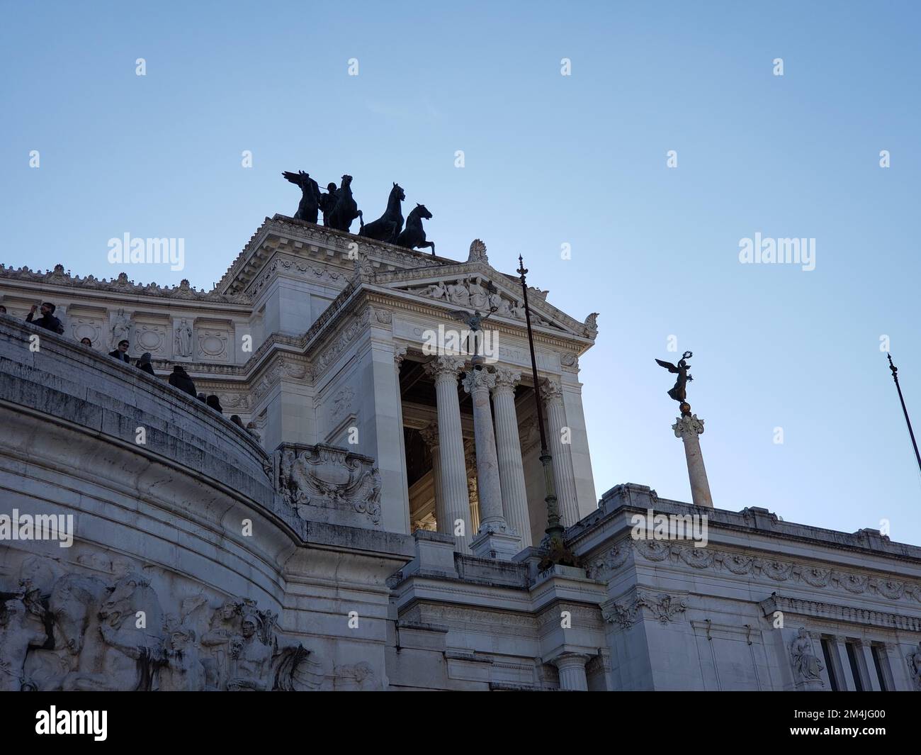 Ein kleiner Winkel des Piazza Venezia Monuments vor der blauen Skyline Stockfoto
