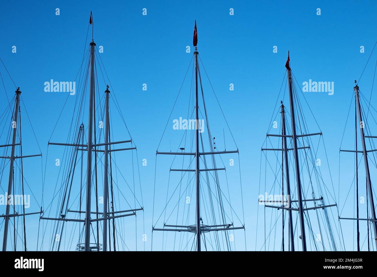 Nahaufnahme der Yachtmasten vor dem blauen Himmel. Marinethemen Stockfoto