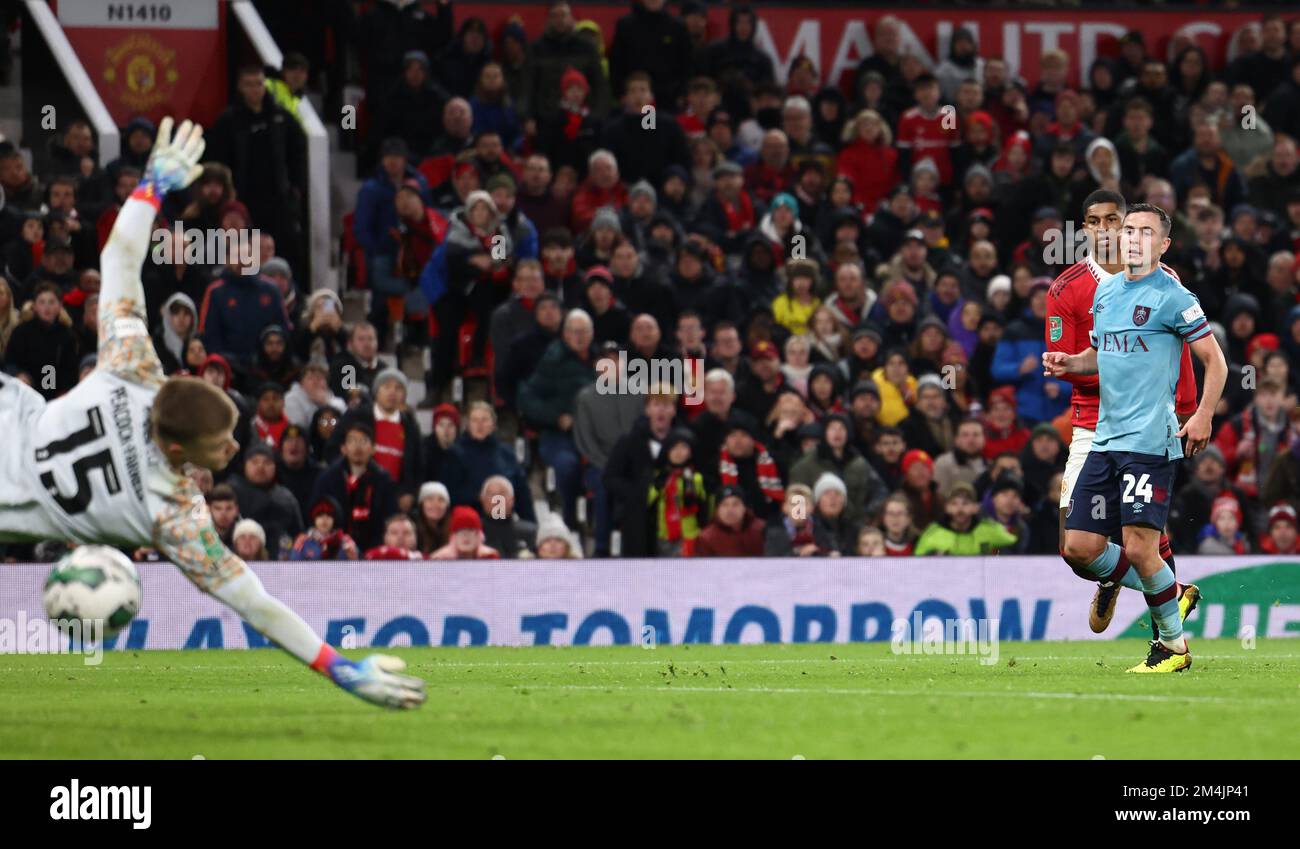 Manchester, England, 21.. Dezember 2022. Marcus Rashford von Manchester United erzielt beim Spiel der vierten Runde des Carabao Cup in Old Trafford, Manchester, ihr zweites Tor. Das Bild sollte lauten: Darren Staples/Sportimage Stockfoto