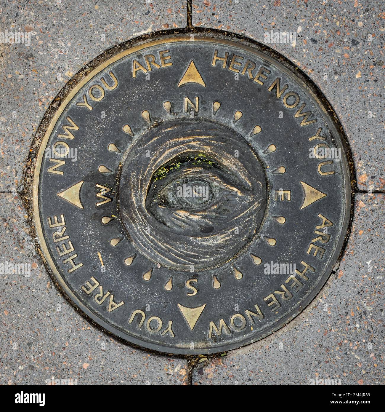 Phoenix, Arizona - 11. November 2022: Dieses Kunstwerk im „Manhole-Stil“ an einer Stadtbahnstation in der Innenstadt hat die vier Kardinalpunkte eines Kompasses, eines zentralen Imag Stockfoto