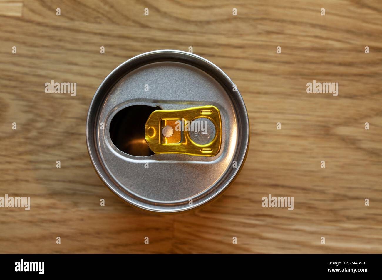 Ringdose auf dem Tisch. Stockfoto