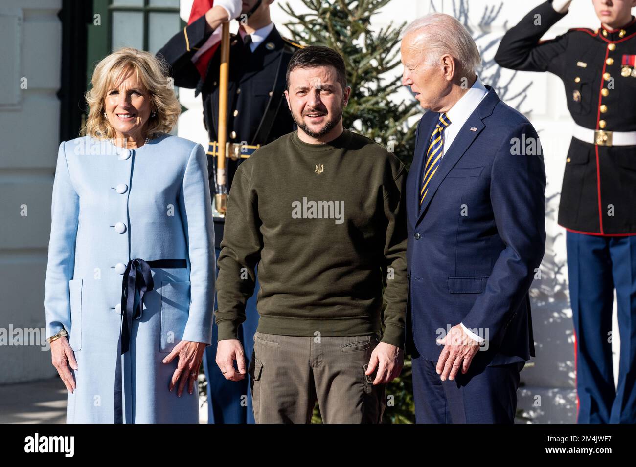 Washington, Usa. 21.. Dezember 2022. First Lady Jill Biden und Präsident Joe Biden stehen neben dem ukrainischen Präsidenten Wolodymyr Zelensky, kurz nach seiner Ankunft im Weißen Haus. (Foto: Michael Brochstein/Sipa USA) Guthaben: SIPA USA/Alamy Live News Stockfoto