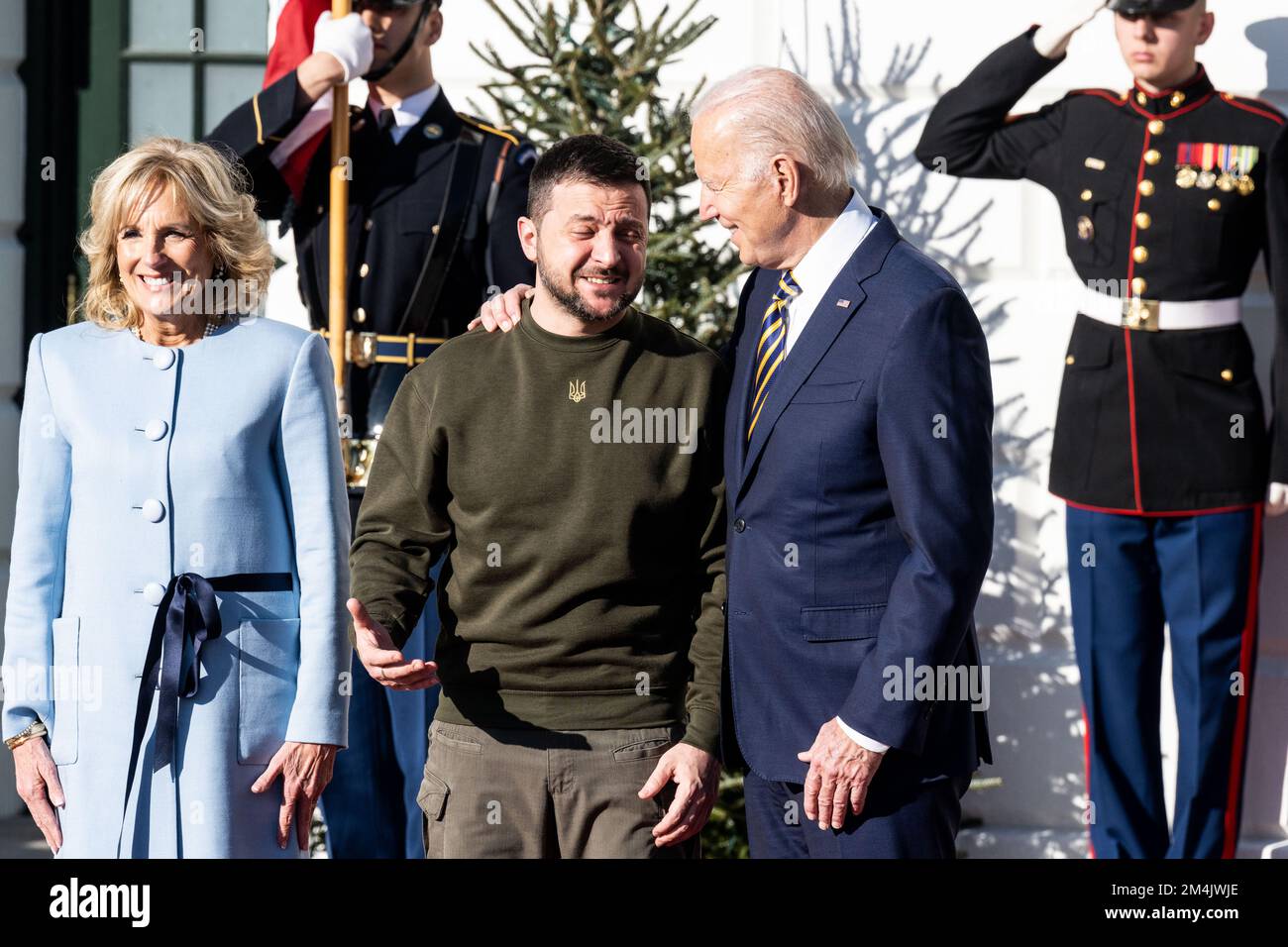 Washington, Usa. 21.. Dezember 2022. First Lady Jill Biden und Präsident Joe Biden stehen neben dem ukrainischen Präsidenten Wolodymyr Zelensky, kurz nach seiner Ankunft im Weißen Haus. (Foto: Michael Brochstein/Sipa USA) Guthaben: SIPA USA/Alamy Live News Stockfoto