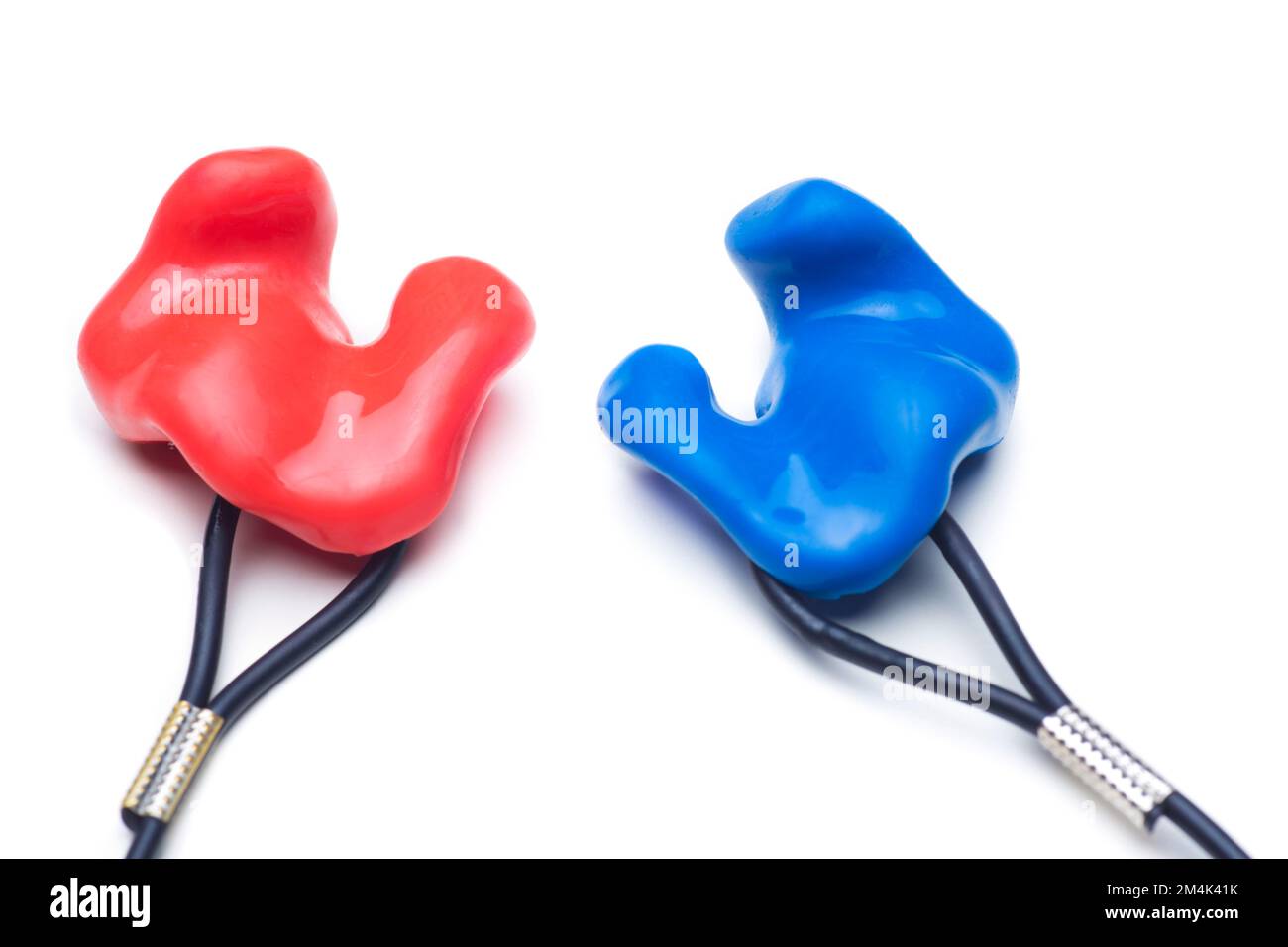 Nahaufnahme von individuellen Gehörschutzstöpseln aus Silikon für Gehörschutz oder Schwimmen in rot und blau isoliert auf weißem Hintergrund Stockfoto