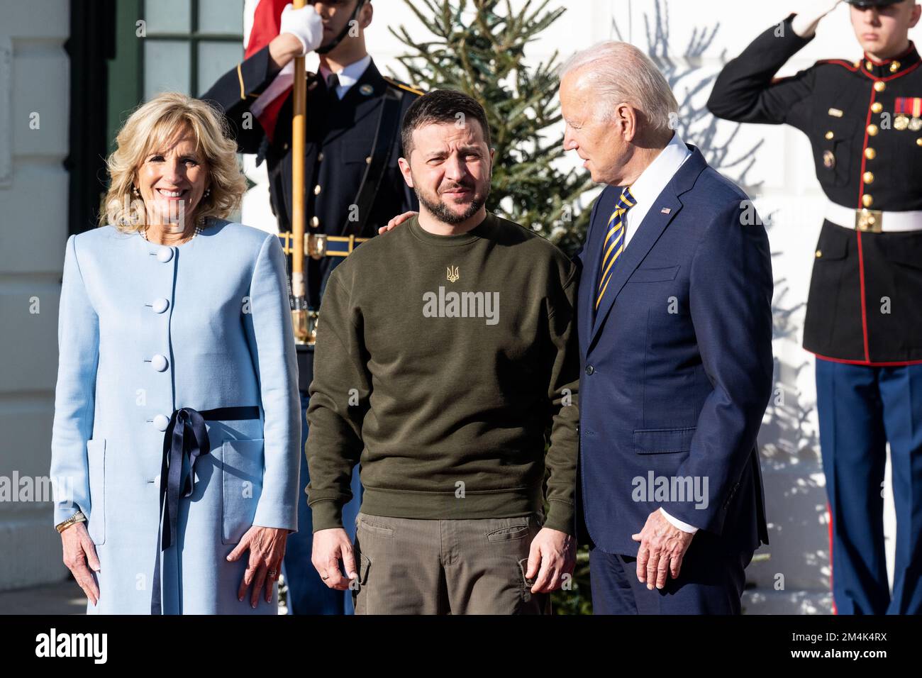 Washington, Usa. 21.. Dezember 2022. First Lady Jill Biden und Präsident Joe Biden stehen neben dem ukrainischen Präsidenten Wolodymyr Zelensky, kurz nach seiner Ankunft im Weißen Haus. Kredit: SOPA Images Limited/Alamy Live News Stockfoto