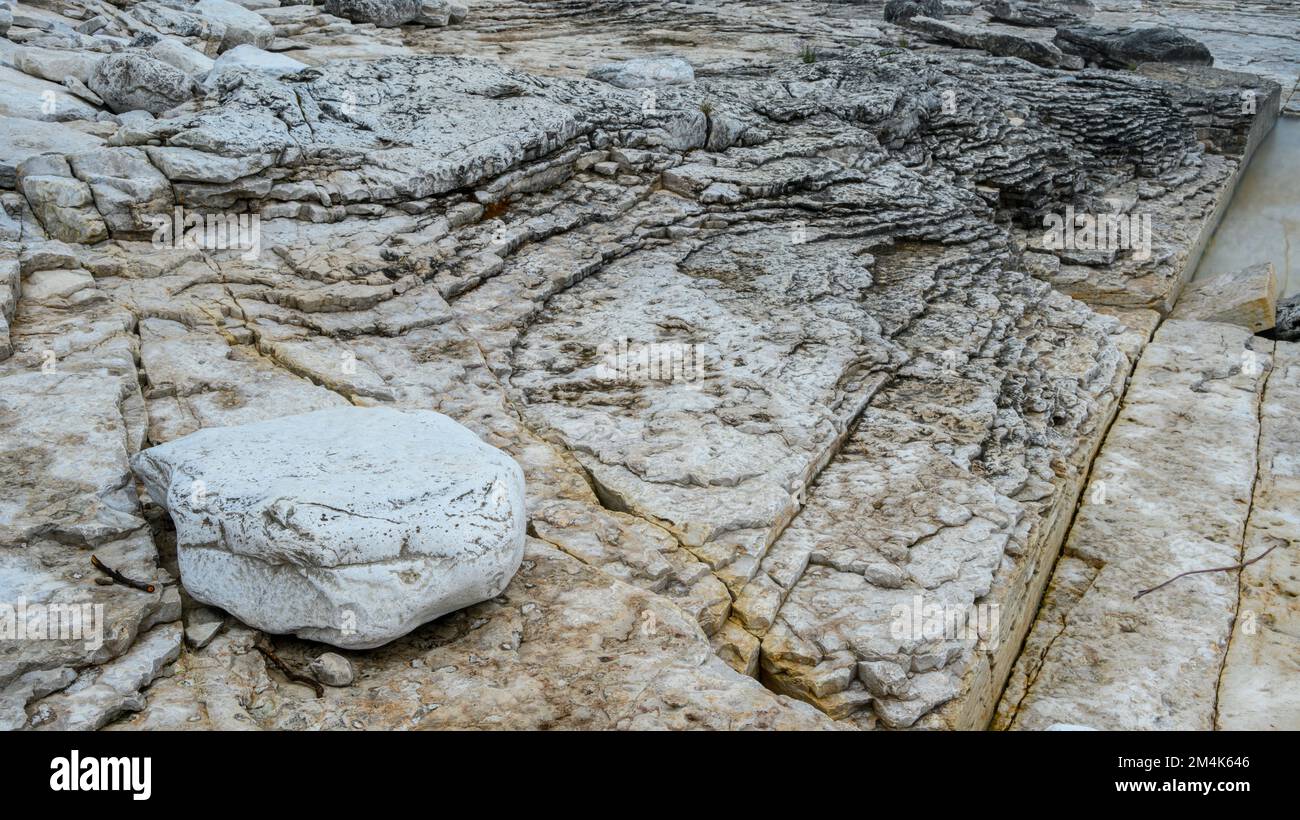 Kalksteinfelsen am Ufer des Lake Huron am Halfway Log Dump, Bruce Peninsula National Park, Ontario, Kanada Stockfoto