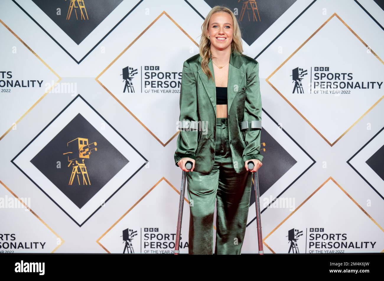 Manchester, Großbritannien. 21.. Dezember 2022 Beth Mead, Weltmeister und Goldstiefelsieger der Euro 2022, kommt auf dem roten Teppich bei den BBC Sports Personality of the Year Awards 2022 an . 2022-12-21. Kredit: Gary Mather/Alamy Live News Stockfoto