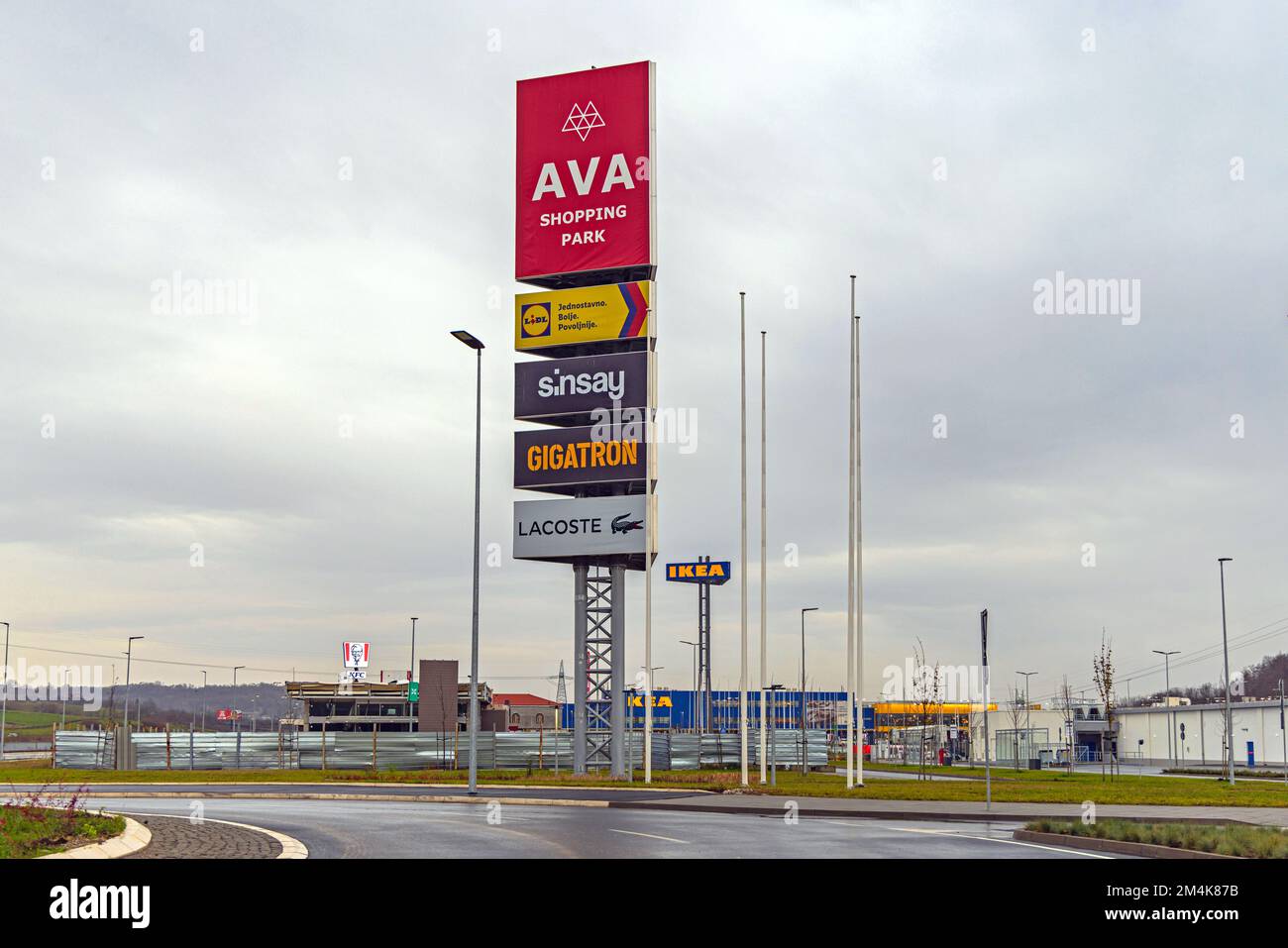 Belgrad, Serbien - 09. Dezember 2022: Totem mit Firmenlogo im Ava Shopping Park in der Nähe von Ikea am Highway. Stockfoto